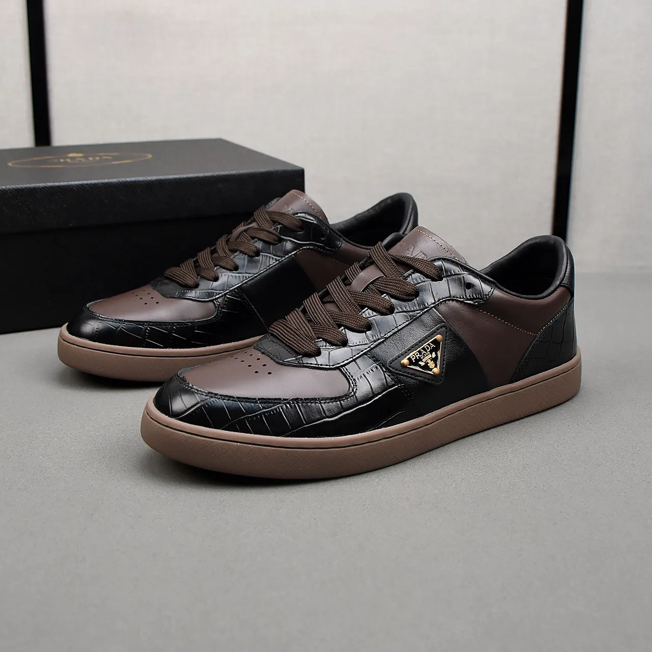 PP400👟👟👟Prada set off the audience! Prada, an international brand that is constantly innovating, this men's casual shoe, the original version, made of cowhide leather at a ratio of one to one at the store, with leather feet and rubber non-slip outsole, breathable and comfortable, quality speaks for itself👄38-44